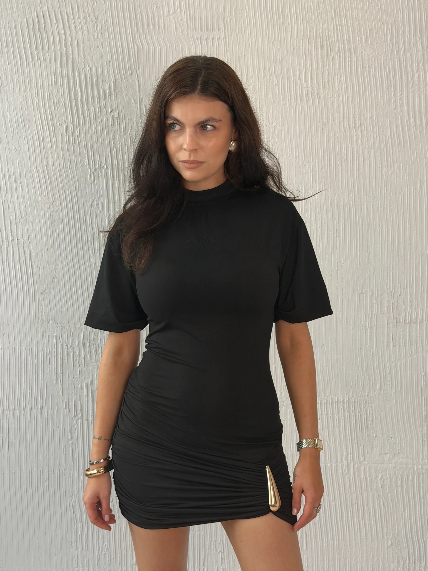 Modelka w czarnej sukience LUMI widok z przodu