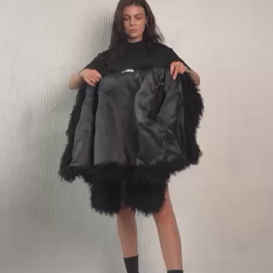Modelka prezentująca czarne futro NOIR w ruchu