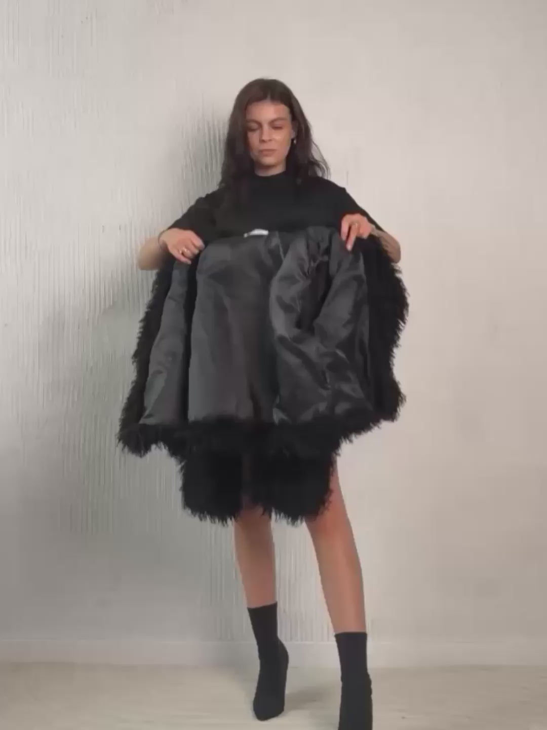 Modelka prezentująca czarne futro NOIR w ruchu