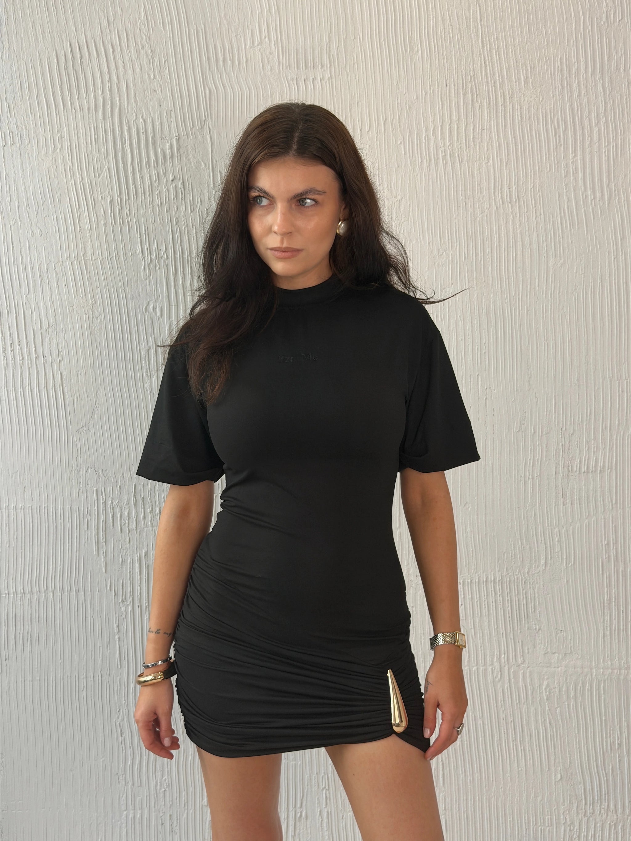 Modelka prezentująca czarną sukienkę LUMI w ruchu
